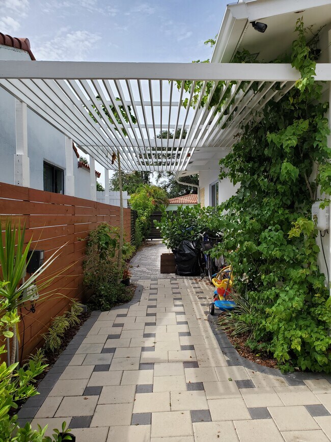 Foto del edificio - 656 NE 82nd St