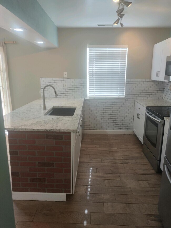 Building Photo - 100 Castilian Dr
