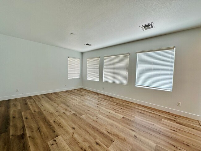 Foto del edificio - Newly renovated 4 bedroom 3 full bath home...