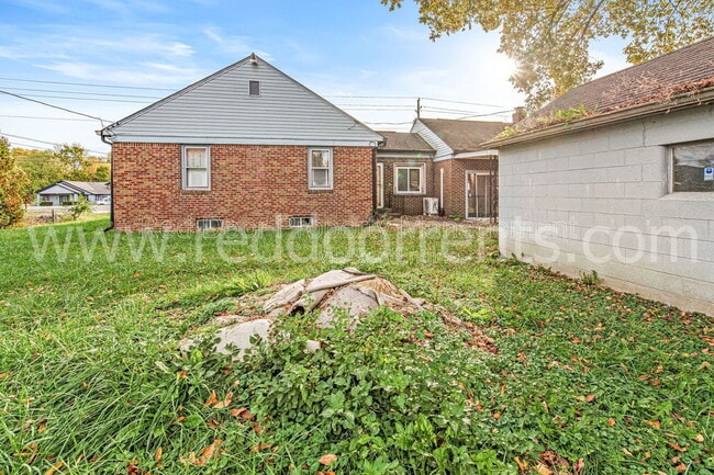 Building Photo - 328 N Post Rd