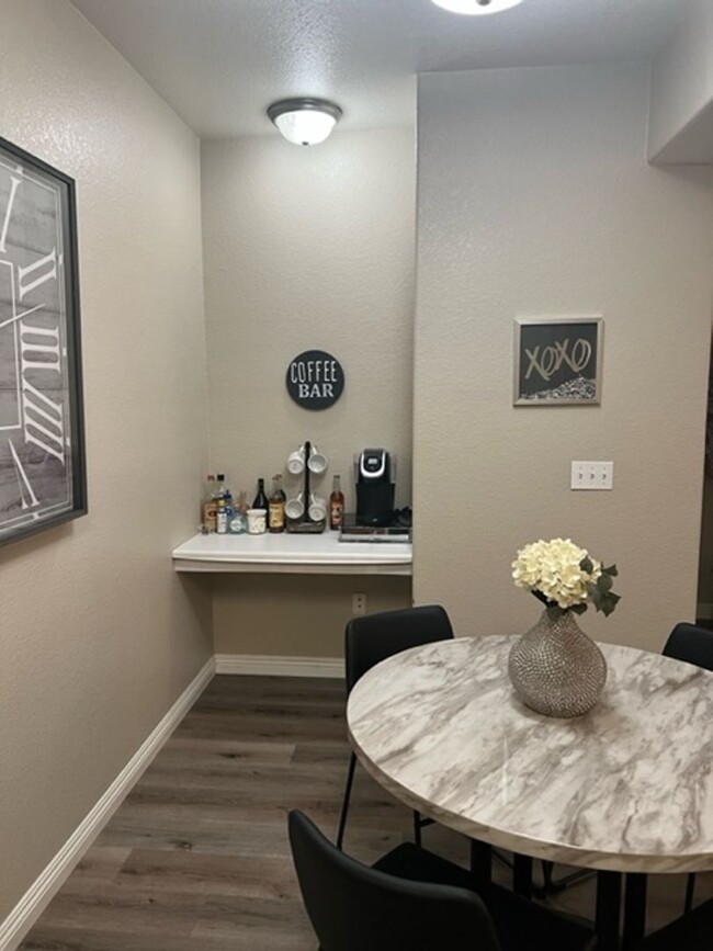 Foto del edificio - Beautiful 2 Bed/2Bath Lower Unit Condo wit...