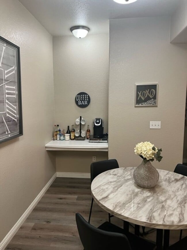 Building Photo - Beautiful 2 Bed/2Bath Lower Unit Condo with 1 Car Garage