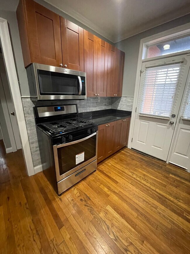 Foto del edificio - $1750 - Spacious & Updated 2B/2B Main Floo...