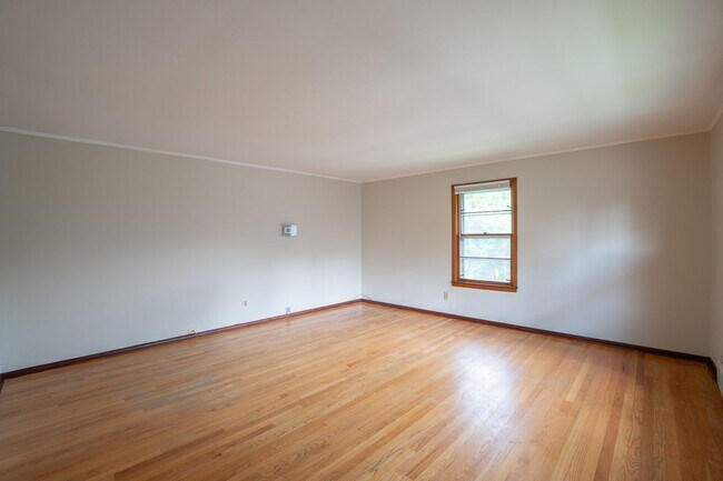 Building Photo - 430 N Oak St