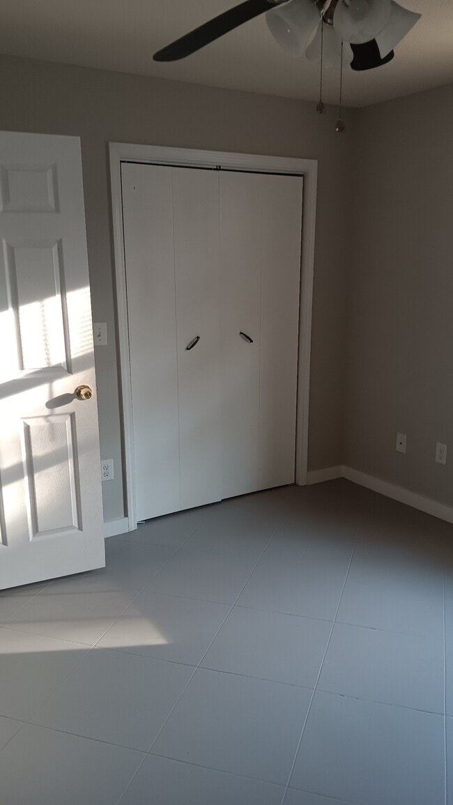 Building Photo - 120 Sharon Oakley Dr