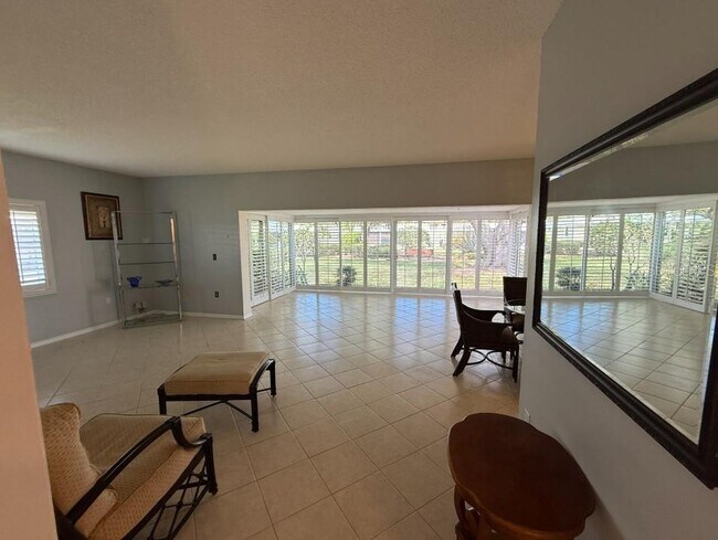 Foto del edificio - 5835 Tidewood Ave