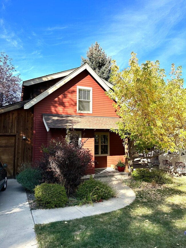 Building Photo - 970 NE Jones Rd