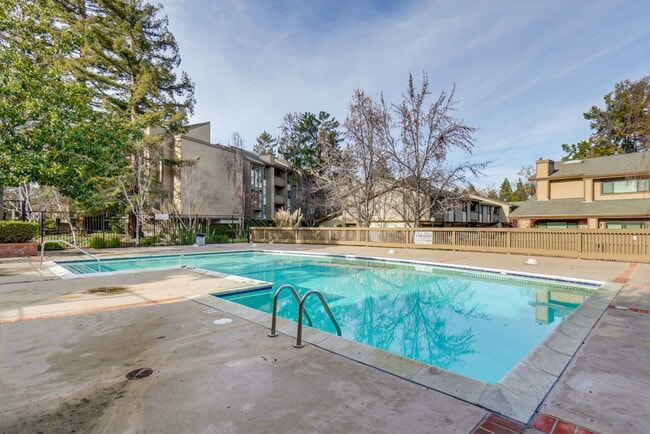 Building Photo - Beautifully Remodeled 3BR 2.5BA Townhouse in Great Community in Mountain View