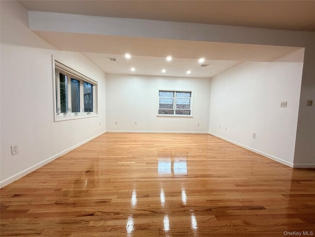 Foto del edificio - 34-32 205th St