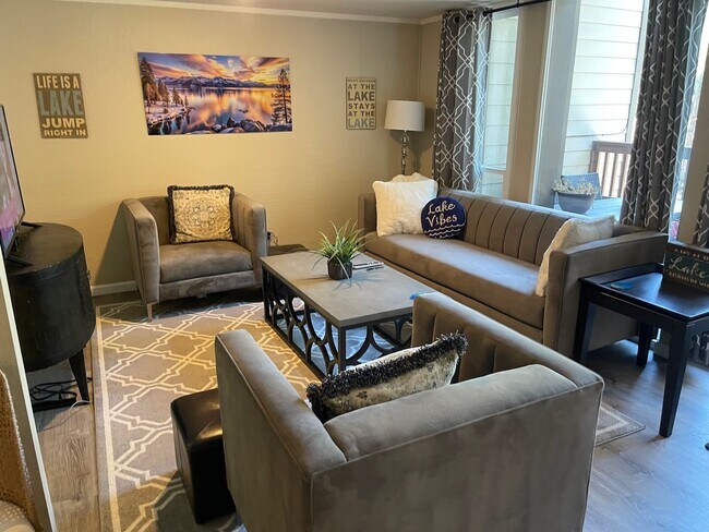 Foto del edificio - 3 Bedroom Condo - Garage! Walk to Burnt Ce...