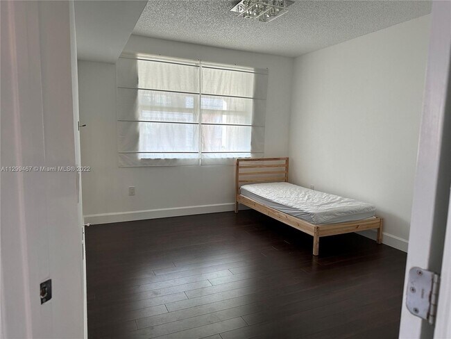 Foto del edificio - 17125 N Bay Rd