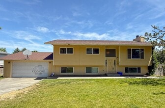 Building Photo - 1010 W 15th Pl