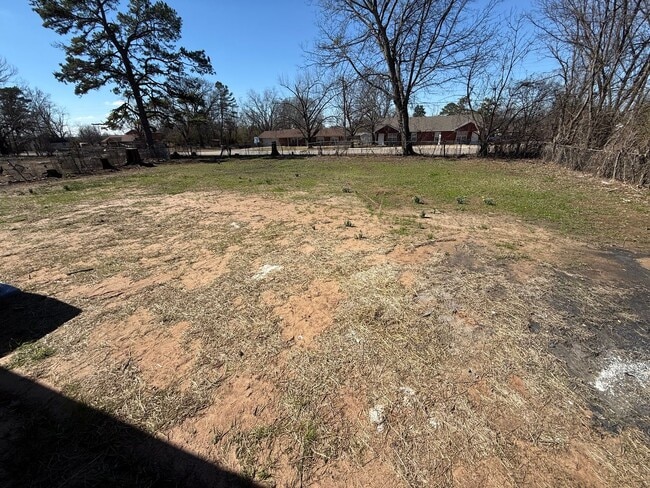 Building Photo - 3 Bed 2 Bath House with Yard Care Included.