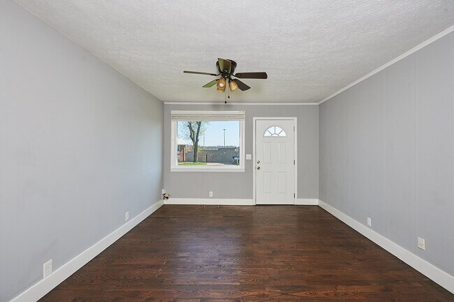 Foto del edificio - Special: 3+BR, 2BA duplex $300 off for a lease starting 3/1/26 or sooner Please do not apply with...