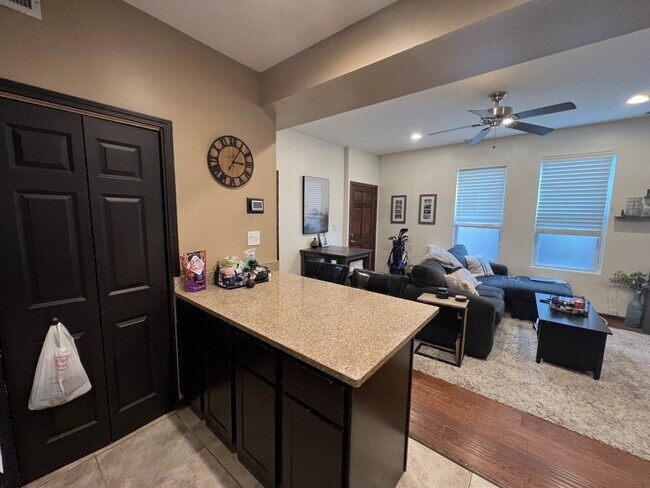 Building Photo - 3327 N Hamilton Ave