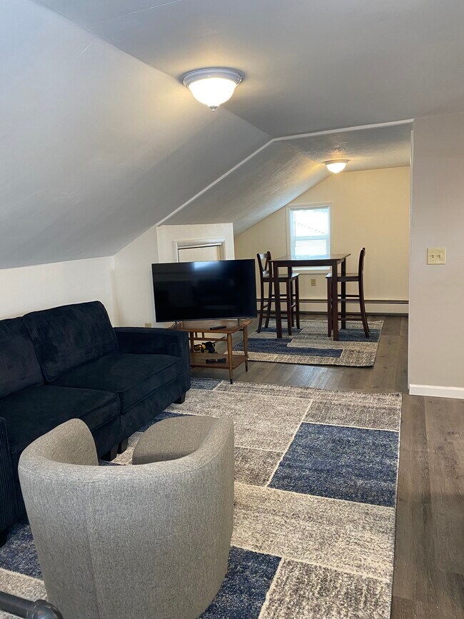 Muebles nuevos, alfombras, Smart TV. - 1200 Front St