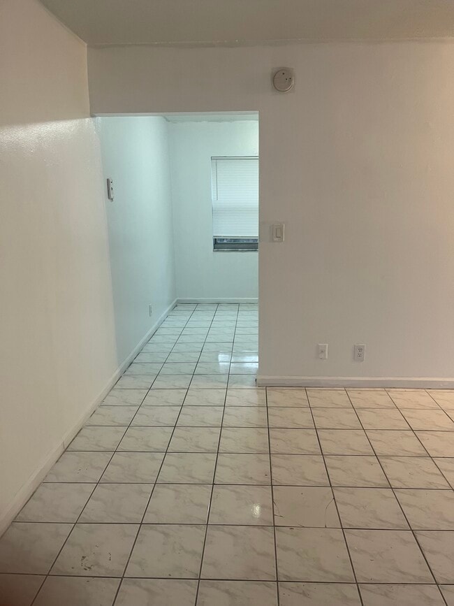 Building Photo - 3900 NW 31st Ter