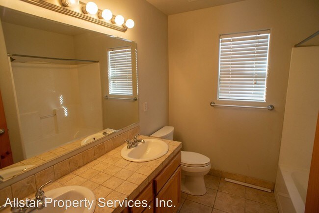Building Photo - 4 br, 2.5 bath House - 1451 Woodside Blvd