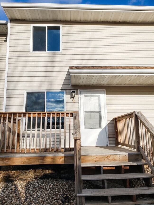 Front - 2912 Lakeview Dr