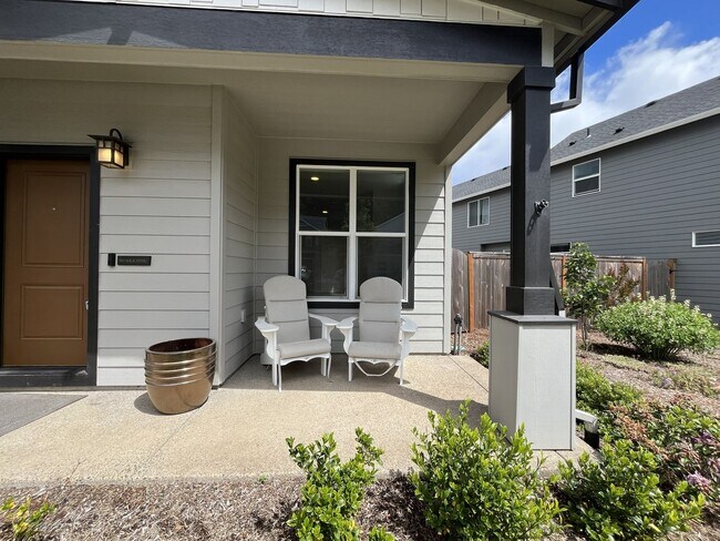 Foto del edificio - Spacious Modern Home with Open-Concept Living, Elegant Interior Features & Attached Garage