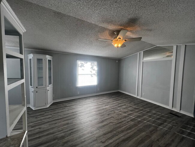 Building Photo - 3/2 Mobile Home with a Double Carport in C...