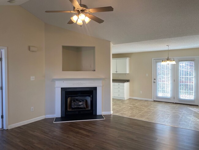 Foto del edificio - 3 BDRM 2 BA HOME, CONCRETE DRIVE, DOUBLE G...