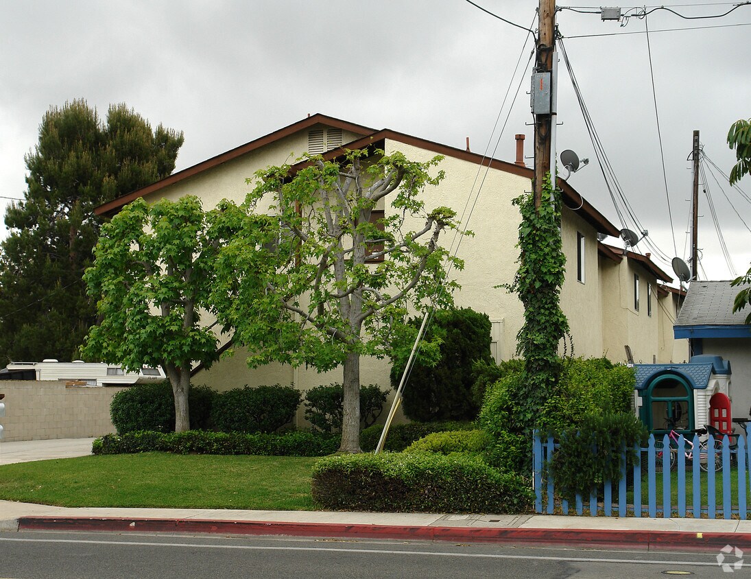 Foto del edificio - 2556 Santa Ana Ave