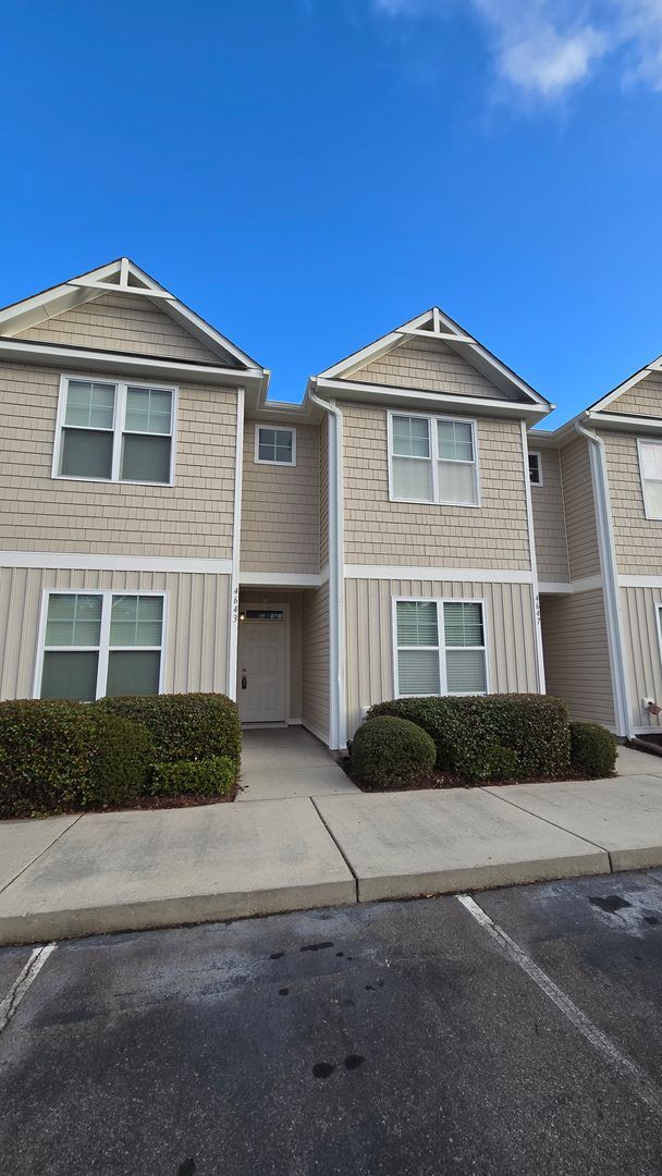 Foto del edificio - SAYLOR'S WATCH - 3 Bedroom Townhome in Monkey Junction/South Wilmington!