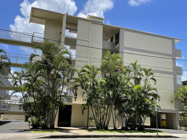 Building Photo - UNION PLAZA 1/1/1 sec, renovated, A/C, lan...