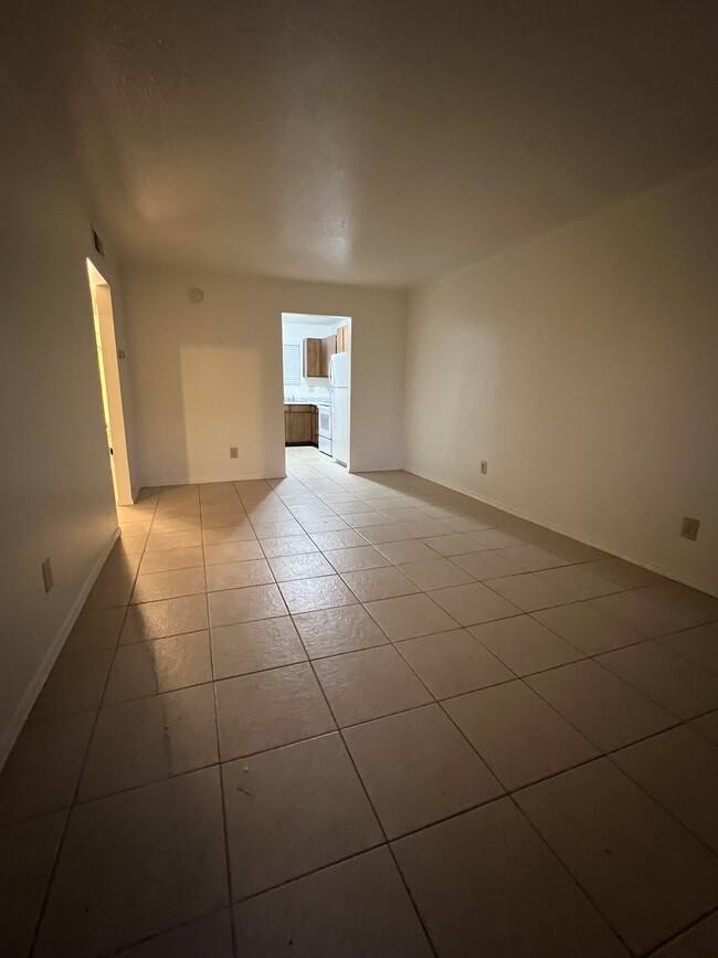 Building Photo - 629 Kingman Ave