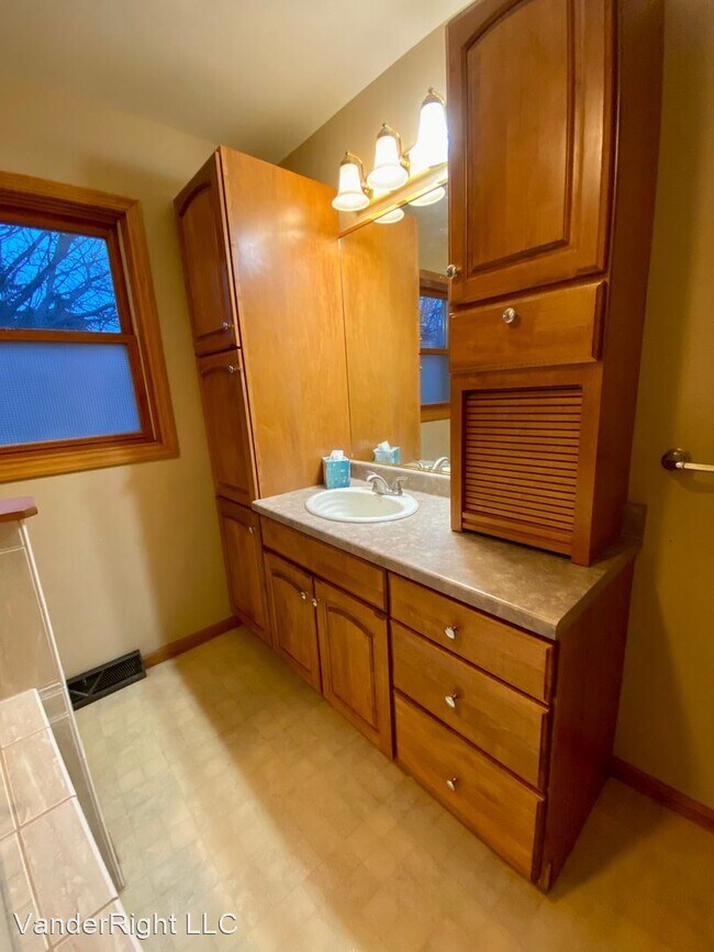 Building Photo - 4 br, 2 bath House - 3016 S 6th Ave