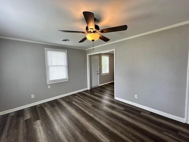 Building Photo - Great 2 Bedroom Home in Colonial Heights A...