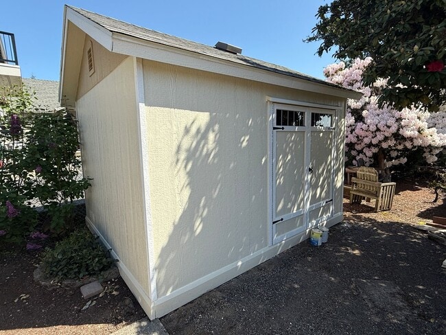 Building Photo - Spacious Yard and Home