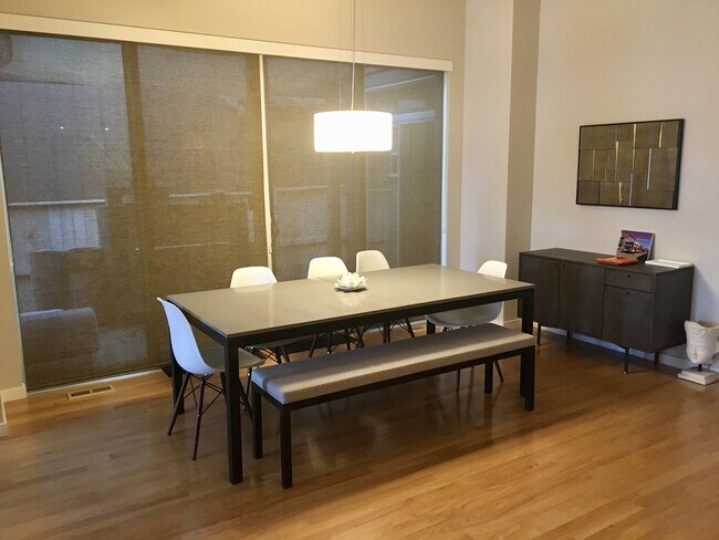 Foto del edificio - Lovely and Light Open Concept Louisville H...