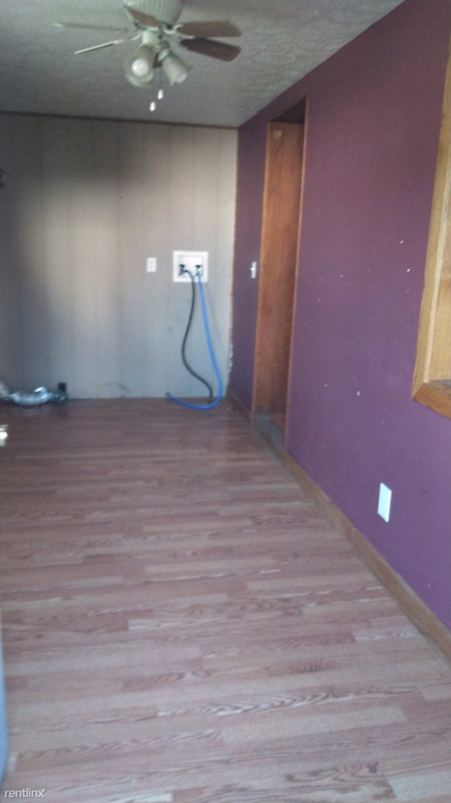 Building Photo - 2 br, 1 bath  - 4 W Main St