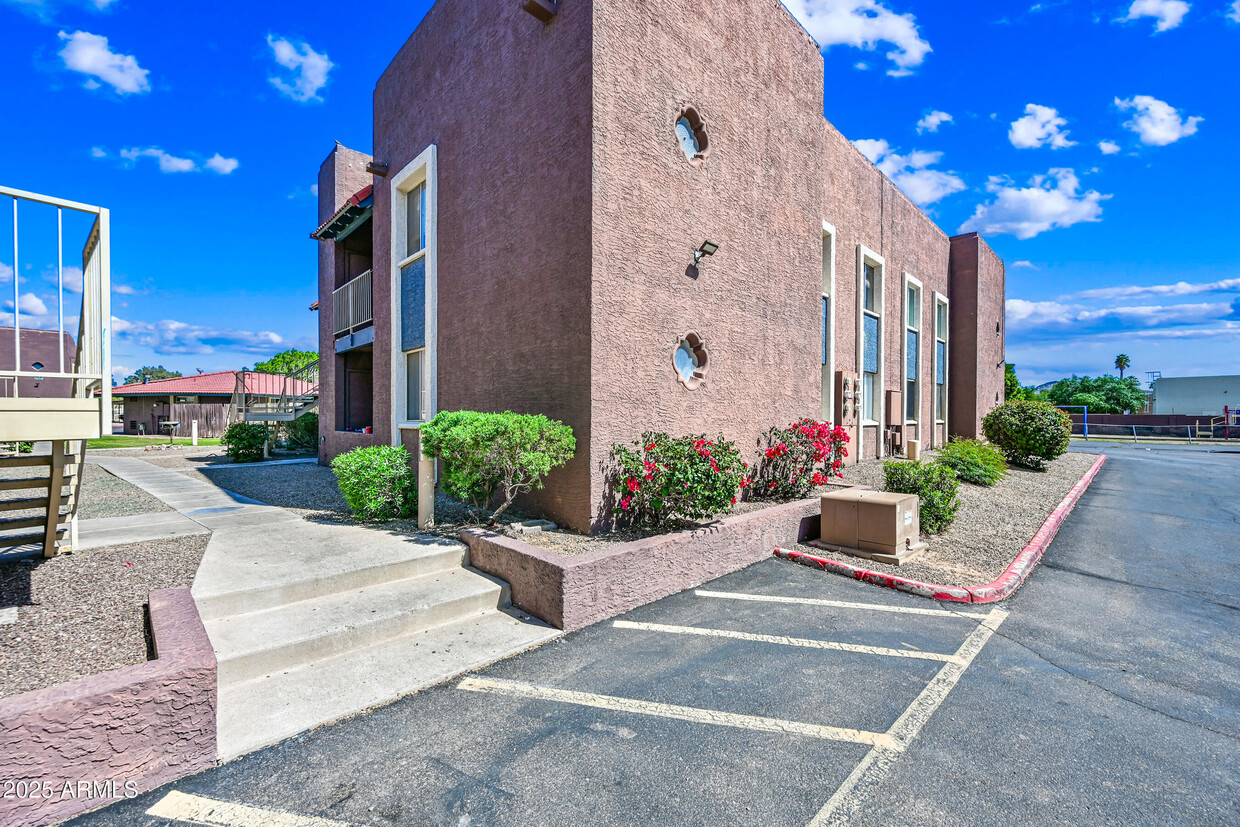 Primary Photo - 16602 N 25th St
