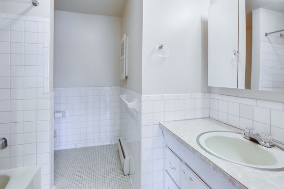 Full Bathroom - Berkley Manor Apartments