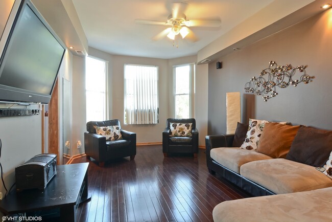 Foto del edificio - 3747 W Diversey Ave