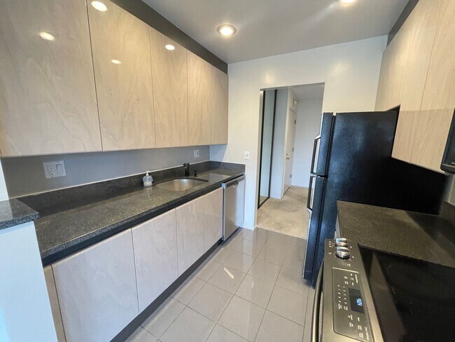 Foto del edificio - 1 BEDROOM / 1 BATH CONDO AVAILABLE AT WATERGATE COMPLEX IN EMERYVILLE!!!
