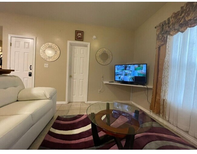 Foto del edificio - 3 Bedroom Single Family Home in Herndon