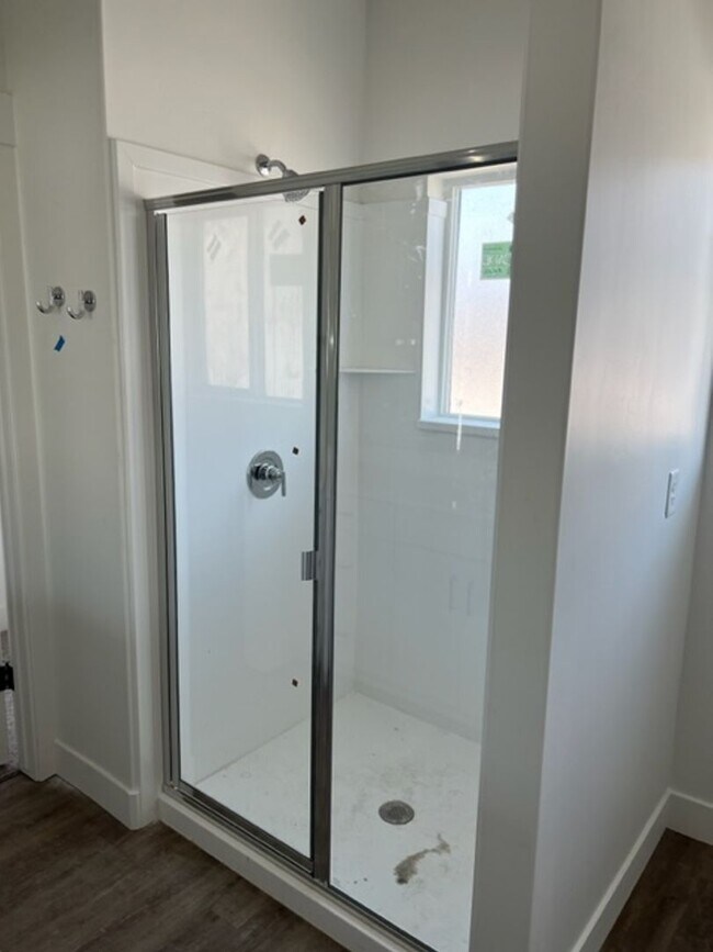 Foto del edificio - Beautiful 2023 New construction end unit w...