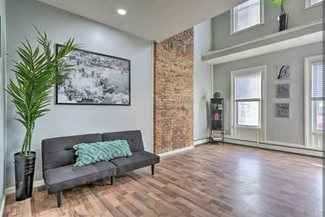 Building Photo - 91 Lander St