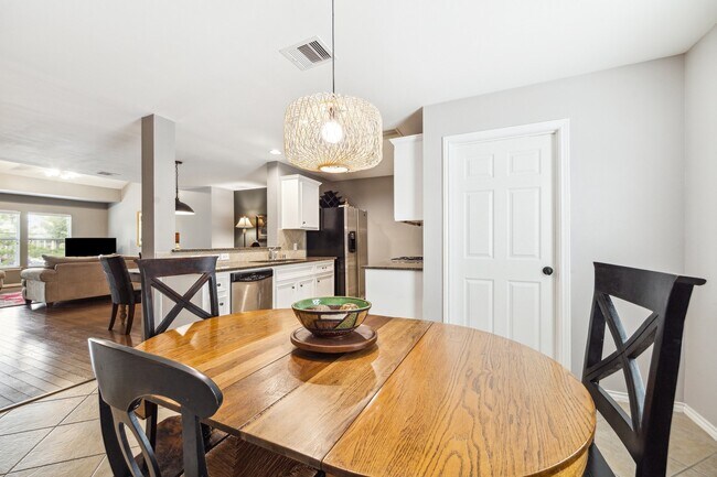 Foto del edificio - 1138 W 25th St