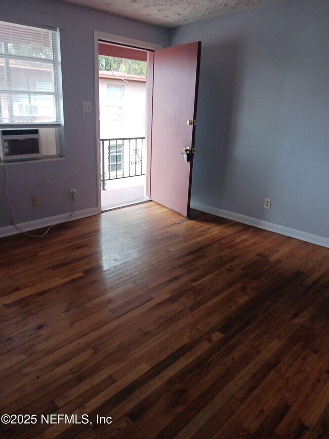 Foto del edificio - 1145 W 25th St