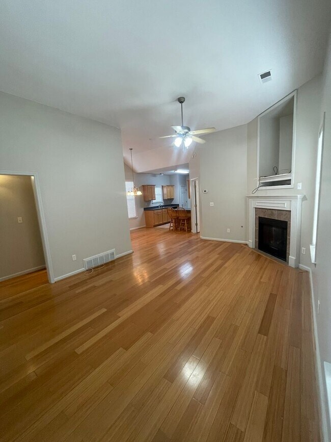 Foto del edificio - Available NOW in Harbor Town- 2 BR/2BA