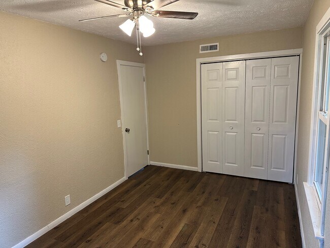 Dormitorio 1 - 2037 E 31st St