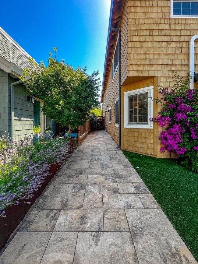 Foto del edificio - Beautifully Updated 3-Bedroom Home + Bonus Room with Private Backyard Retreat