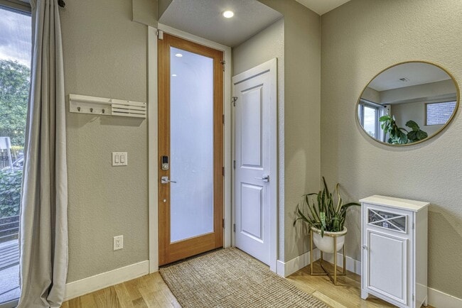 Building Photo - Newer Townhome next to Sloan's!