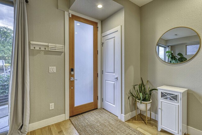 Foto del edificio - Newer Townhome next to Sloan's!