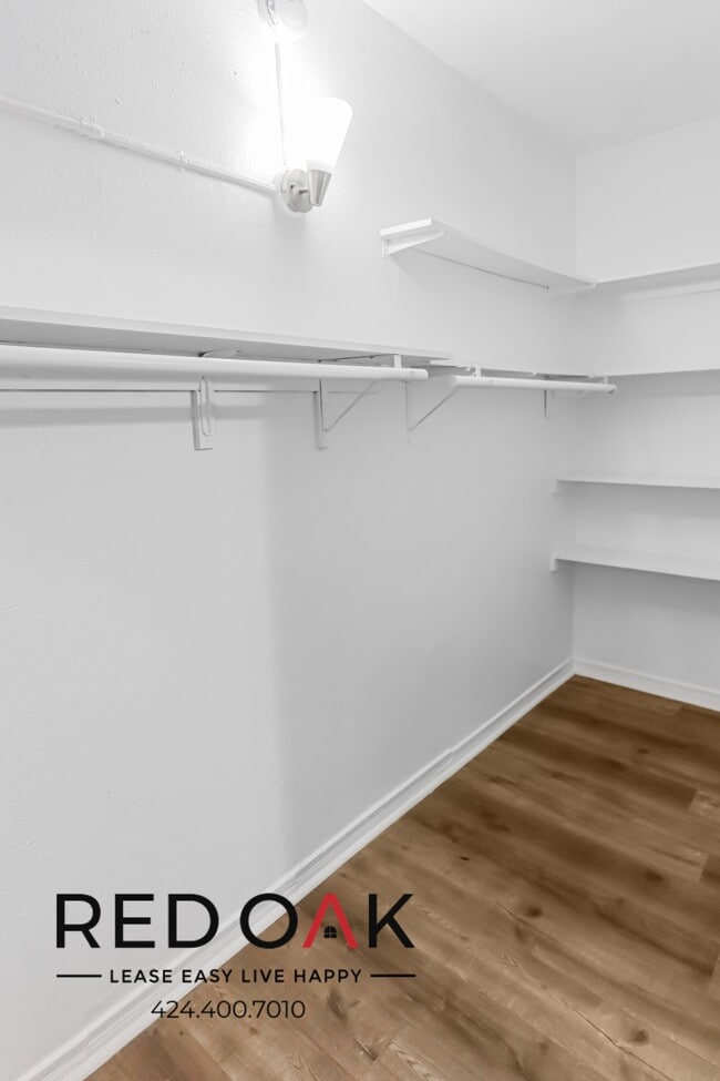 Building Photo - Lovely Bright and Spacious Completely Remo...